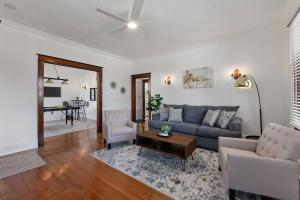 Ruang duduk di Old Mission Manor - Chic 2br 1ba Apartment - Sleeps 6 - Pool Table - 15 Min Walk to Downtown