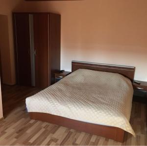 - une chambre avec un lit et 2 tables de chevet dans l'établissement Casa Alexandra - Cornu, à Cornu de Jos