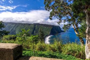 カイルア・コナにあるOceanfront Condo with Lanai that Almost Hangs Over Ocean - Hale Kona Kai 304 by Casago Konaのベンチからの壮大な渓谷の眺め +9枚の写真