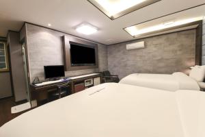 TV a/nebo společenská místnost v ubytování Sugar Hotel