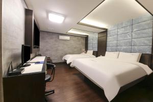 Postel nebo postele na pokoji v ubytování Sugar Hotel
