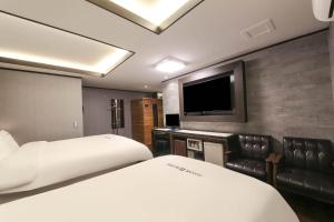 TV a/nebo společenská místnost v ubytování Sugar Hotel