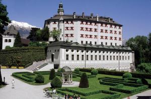 un grand bâtiment avec un jardin en face dans l'établissement Hidden Gem in Central Innsbruck with free Parking, à Innsbruck