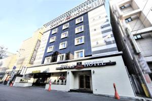 um edifício numa rua com um hotel em Sugar Hotel em Gyeongju