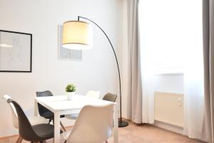 biała jadalnia z białym stołem i krzesłami w obiekcie Super central city appartement with free parking w mieście Innsbruck