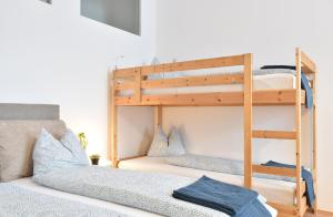 sypialnia z 2 łóżkami piętrowymi i drabiną w obiekcie Super central city appartement with free parking w mieście Innsbruck