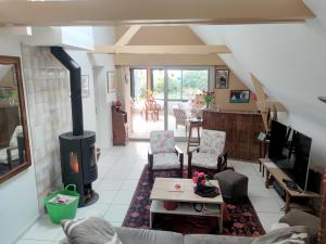 ein Wohnzimmer mit einem Holzofen darin in der Unterkunft Maison 6 pers, 600m plage, jardin, barbecue, parking - FR-1-639-92 in Sarzeau