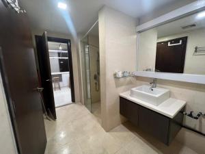 Ванная комната в Suites & Residences @ Regalia by PLC