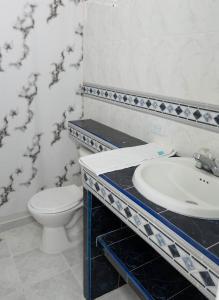 Casa Toboro في تاجانجا: حمام مع حوض ومرحاض