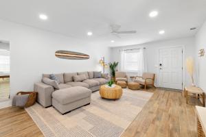 Khu vực ghế ngồi tại Duneside Bliss - Steps to the Ocean & Mins to DT +35 ảnh