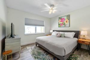 Paradise Palms- Tropic Suite- Pool - Steps to Ocean - 10 min to Downtown的电视和/或娱乐中心