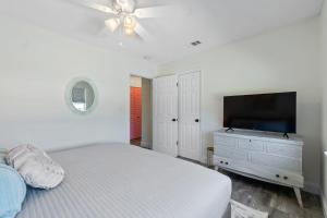 圣奥古斯丁Paradise Palms- Tropic Suite- Pool - Steps to Ocean - 10 min to Downtown的一间带床和平板电视的卧室 更多21张照片