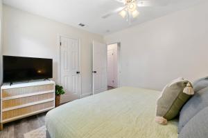 Paradise Palms- Tropic Suite- Pool - Steps to Ocean - 10 min to Downtown的电视和/或娱乐中心