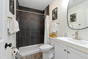 Paradise Palms- Tropic Suite- Pool - Steps to Ocean - 10 min to Downtown的一间浴室