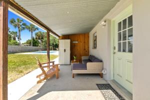 Paradise Palms- Tropic Suite- Pool - Steps to Ocean - 10 min to Downtown的休息区