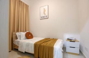 - une chambre avec un lit et une couverture dans l'établissement Greenfield Residence Bandar Sunway, à Petaling Jaya