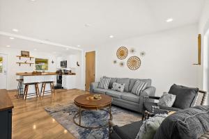 Η κουζίνα ή μικρή κουζίνα στο Paradise Palms - Sand Dollar Suite - Pool - Steps to Ocean - 10 min to Downtown!
