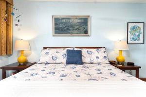 カイルア・コナにあるOceanfront Condo to Enjoy Sea Breeze and Sunset on Lanai which hangs over the ocean!! - Hale Kona Kai 305のベッドルーム1室(大型ベッド1台、ランプ2つ付)