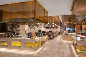 A restaurant or other place to eat at Yun Hotel Wuhan