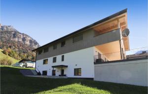 a house on a hill with mountains in the background at Beautiful Apartment In Braz With Wifi in Braz