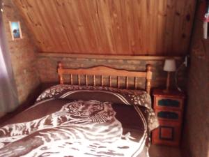 łóżko w rogu pokoju w obiekcie El Cristal w mieście Puerto Pirámides