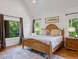 Voodi või voodid majutusasutuse Stunning Luxury Cabin w Hot Tub and Fire Pit Holy Shiplap is Perfect Romantic Couples Getaway toas