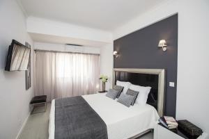 - une chambre avec un grand lit blanc et une fenêtre dans l'établissement D_Loft River, à Lisbonne