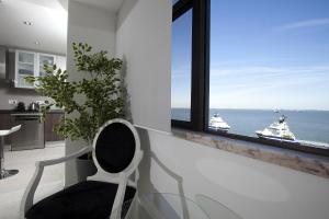 リスボンにあるD_ロフト リバーの海の景色を望むキッチン(白い椅子付)