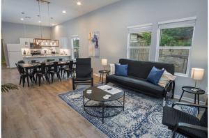 un salon avec un canapé et une table dans l'établissement Your Dream Stay 4BR2BA Near Downtown Riverwalk, à San Antonio
