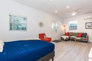 um quarto com uma cama azul e um sofá em The Studio at Old Mission Walking Distance to Downtown and Onsite Parking em Saint Augustine