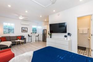 The Studio at Old Mission Walking Distance to Downtown and Onsite Parking TV 또는 엔터테인먼트 센터
