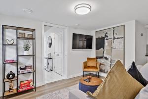 キャンモアにあるThe Alpine Escape by Samsara Resort Top View Downtown 4BR & 3BTHのリビングルーム(ソファ、椅子付)