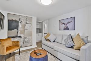 キャンモアにあるThe Alpine Escape by Samsara Resort Top View Downtown 4BR & 3BTHのソファとテーブルのあるリビングルーム
