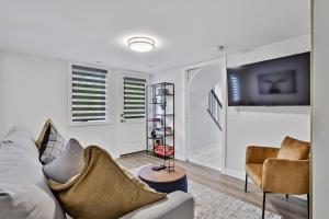 キャンモアにあるThe Alpine Escape by Samsara Resort Top View Downtown 4BR & 3BTHのソファとテレビのあるリビングルーム +32枚の写真