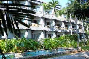 uma vista para o hotel a partir da piscina em Botany Beach Resort em Na Jomtien