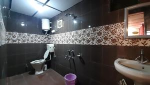 Ett badrum på Thrillomania Mcleodganj