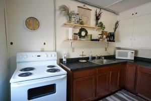 uma cozinha com um fogão branco e um lavatório em 2 Bedroom Apartment near NDSU and Downtown Fargo em Fargo