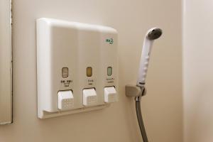 toma de corriente eléctrica en la pared de una habitación en Kagoshima Washington Hotel Plaza, en Kagoshima