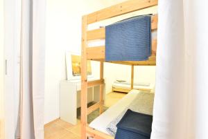 Zimmer mit Etagenbett in einem Zimmer in der Unterkunft Riesiges zentrales Apartment mit Parkplatz in Innsbruck
