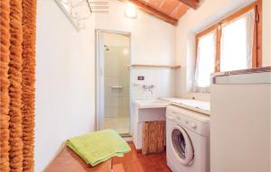 FibbiallaにあるMiglianoのバスルーム(洗濯機、シンク付)
