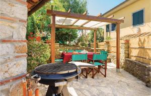 a patio with a grill and a table and chairs at Migliano in Fibbialla