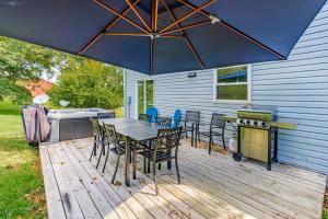 Gallery image of Large Modern Farmhouse w Hot Tub, Fire Pit & Games in Berkeley Springs