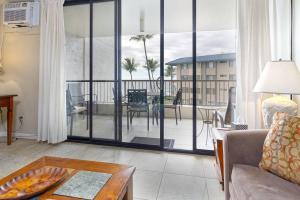 カイルア・コナにあるInviting Condo with a Stunning Ocean View! - Kona Reef C-22 by Casago Konaのソファとテーブルのあるリビングルーム