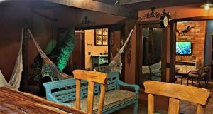 ピレノポリスにあるCasa RÚBIAの家の中のハンモック付きの部屋