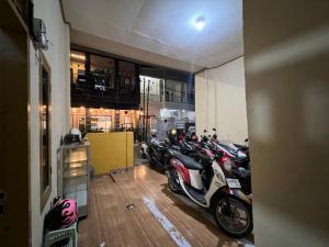 grupa motocykli zaparkowanych w pokoju w obiekcie SPOT ON 92547 Wisma Dg Tata w mieście Makasar