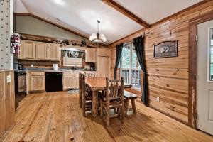 una cocina con mesa y sillas en una casa en Secluded 2 story cabin Pool WiFi smart TVs, en Eureka Springs