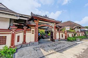 a building with a gate in front of it at OYO 92560 Astri Homestay in Tjakranegara