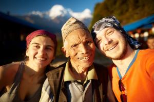 Eine Gruppe von drei Personen, die für ein Bild posieren in der Unterkunft Village Homestay with Culture and Nature in Pokhara