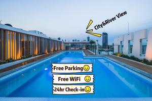 uma piscina com um sinal de wi-fi gratuito num edifício em Stunning Modern and Central 1BdR Apt at South Bank em Brisbane