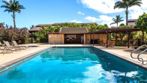 - une piscine avec des chaises et une maison dans l'établissement Villa To Mar Steps To Pool Custom Made Bedrooms, à Waikoloa